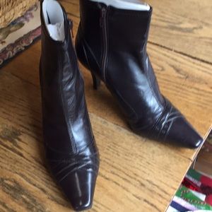 Gianni Bini Chocolate Booties 8.5M cute!